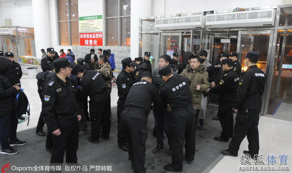 组图：辽宁主场迎战四川警力加强 严查入场球迷(8) 第8页