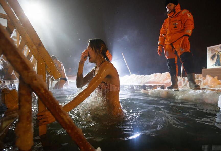 战斗民族为庆祝节日 他们这样冬泳(3) 第3页