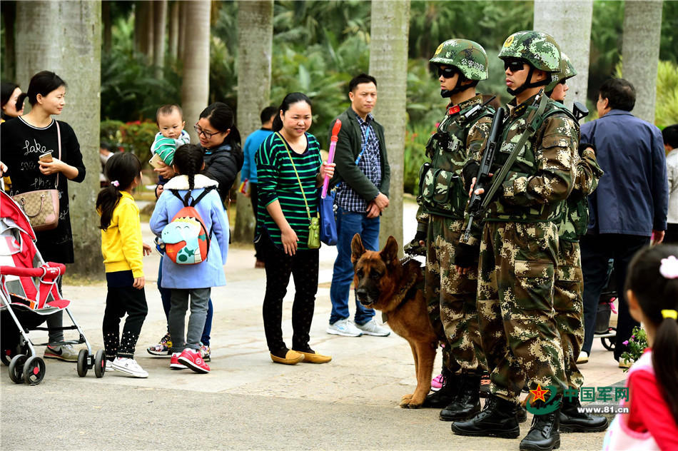 组图：年关将至，“围观”兵哥执勤带给市民的新乐趣(13) 第13页