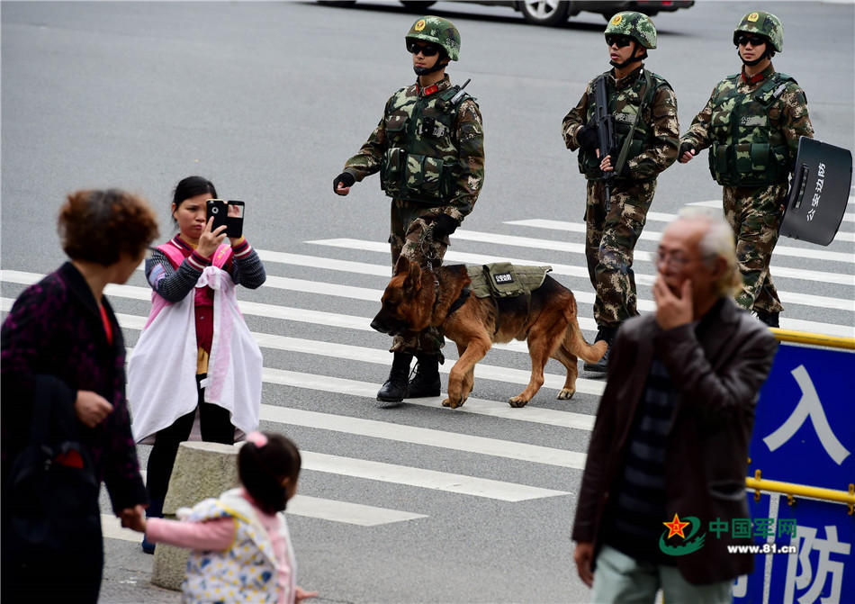 组图：年关将至，“围观”兵哥执勤带给市民的新乐趣(8) 第8页