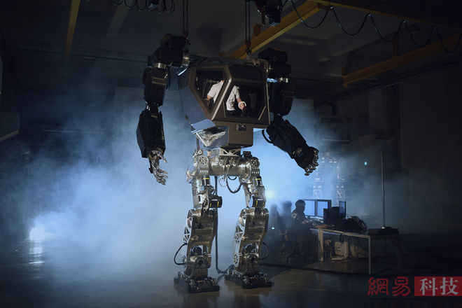 我伙呆：韩国公司研发出4米高的人型机器人 第1页