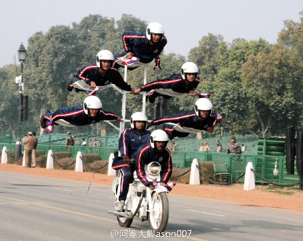 组图:印度国庆彩排 摩托神技最威武