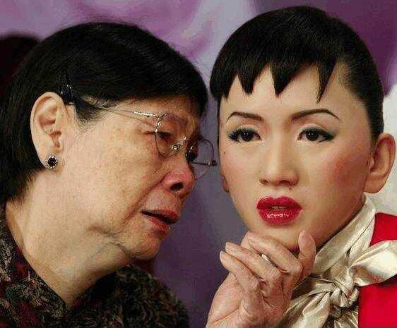 梅艳芳92岁老母对其蜡像落泪，没人同情反遭骂，每月7万不够花 第1页
