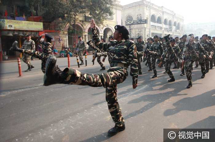 印度安全部队参加共和日阅兵彩排 坦克开上街引围观 第1页