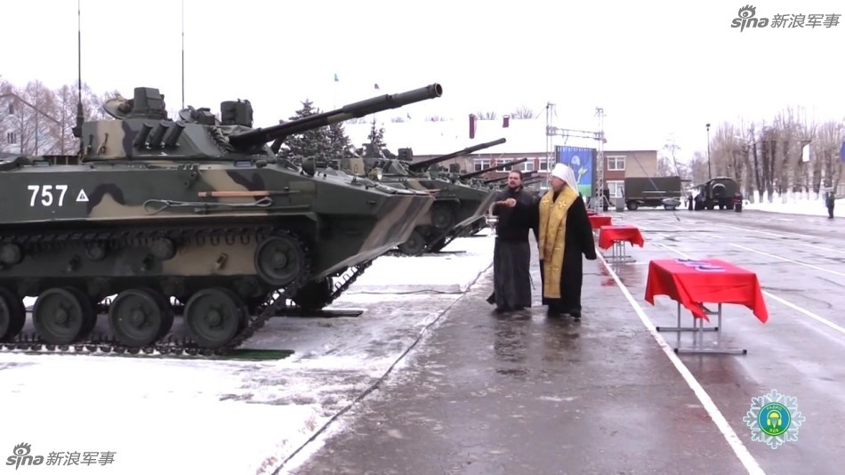 中国差点买！俄罗斯牧师给BMD4空降战车开光 第1页
