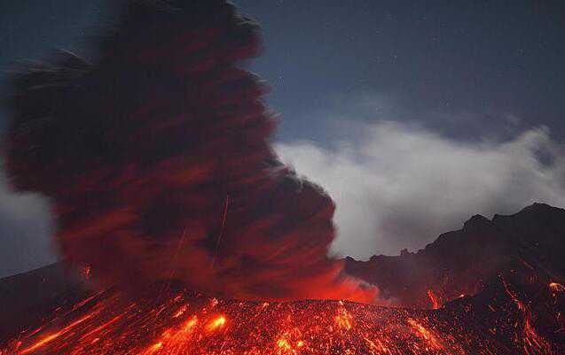 火山喷发时罕见的瞬间被抓拍，难以置信(2) 第2页