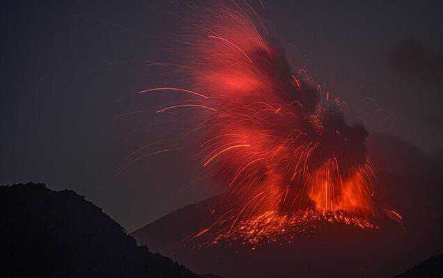 火山喷发时罕见的瞬间被抓拍，难以置信(9) 第9页