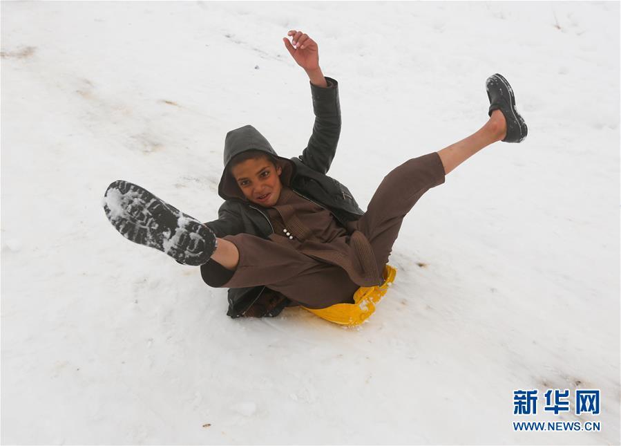 喀布尔降雪 儿童兴奋街头滑雪 第1页