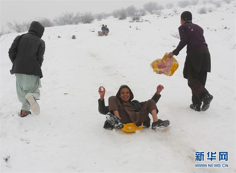 喀布尔降雪 儿童兴奋街头滑雪(2) 第2页