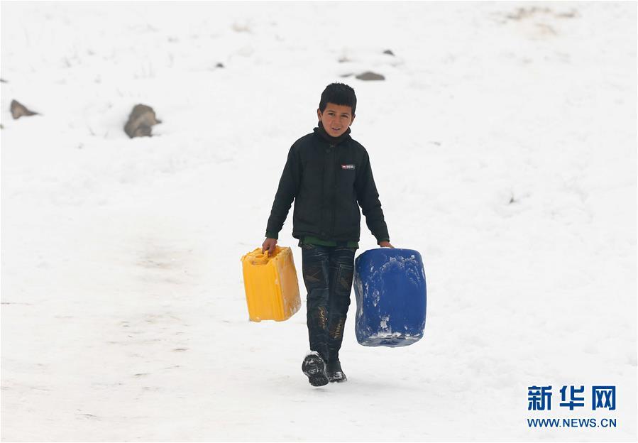 喀布尔降雪 儿童兴奋街头滑雪(3) 第3页