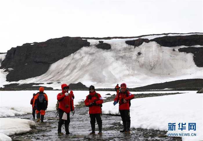 “海洋六号”南极科考队员完成首次登陆考察任务 第1页