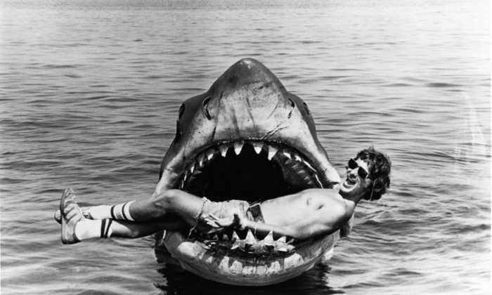 老照片:1975年电影大白鲨幕后拍摄场景