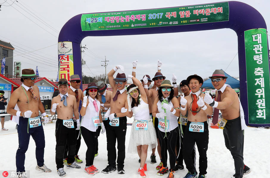 平昌举行国际赤裸马拉松 选手雪中狂奔 第1页