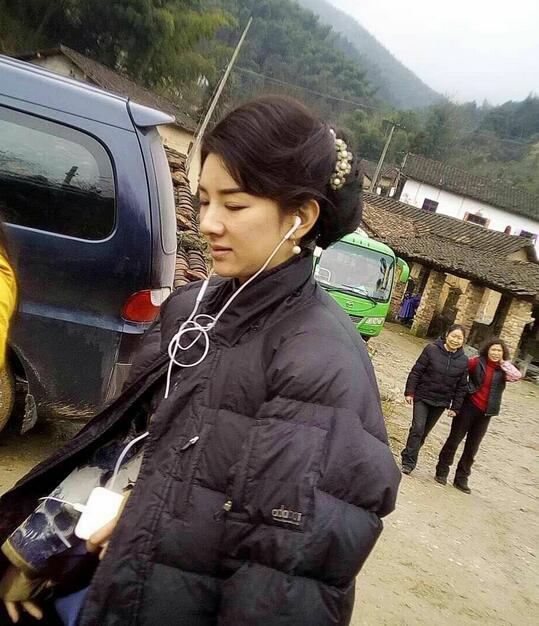 黄奕带女儿到片场 母女俩一起在田园拔萝卜(4) 第4页