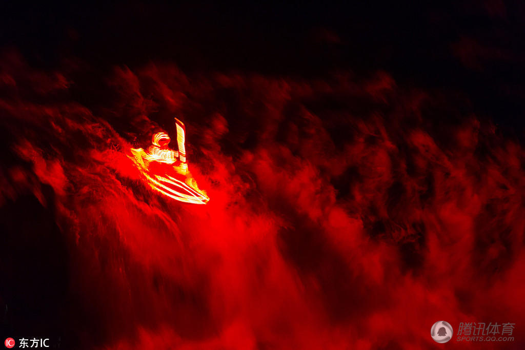 高清：皮划艇运动员暗夜破浪 如岩浆中穿梭 第1页