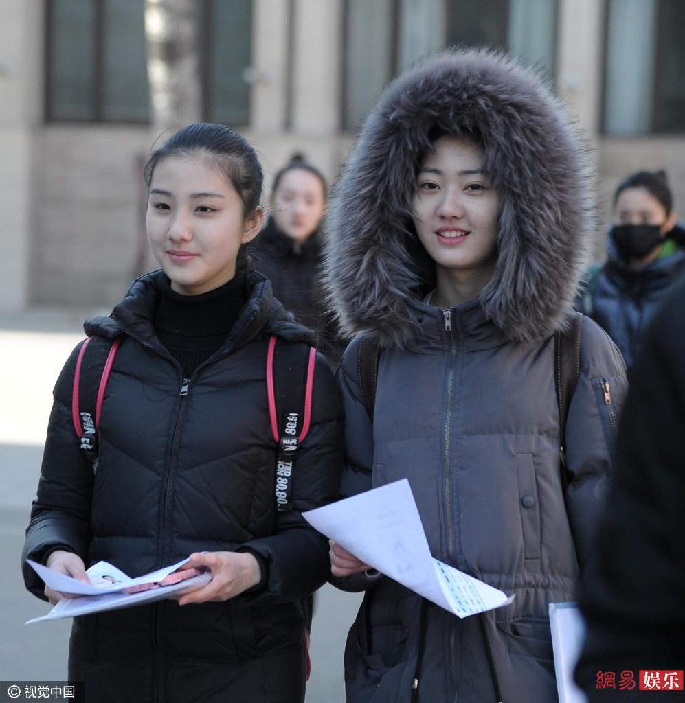 中戏艺考生麻花辫抢镜 美女侧脸酷似蒋勤勤