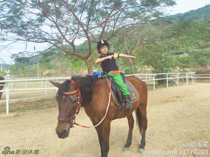 小小兄妹学骑马扮演最萌骑士 第1页