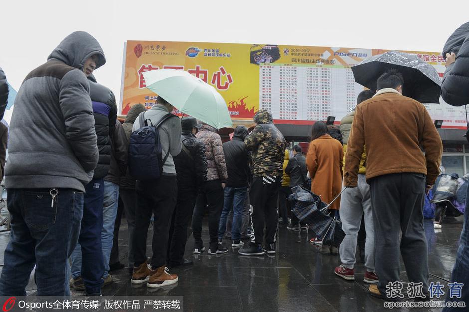 高清图：川粤季后赛门票发售 四川球迷冒雨排队 第1页