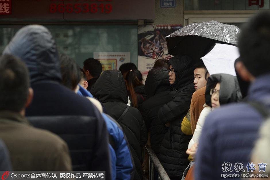 高清图：川粤季后赛门票发售 四川球迷冒雨排队(4) 第4页