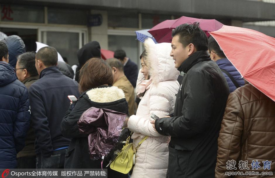 高清图：川粤季后赛门票发售 四川球迷冒雨排队(5) 第5页