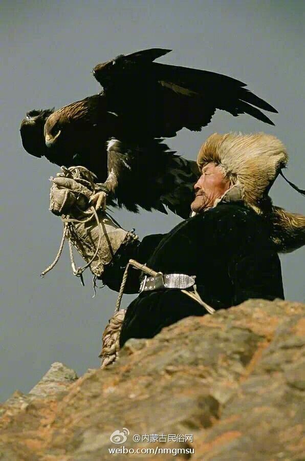 蒙古族传统风情骑马驯鹰