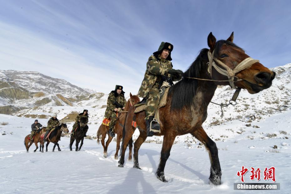 组图：新疆边防官兵与群众护边员不畏严寒“踏雪巡边” 第1页