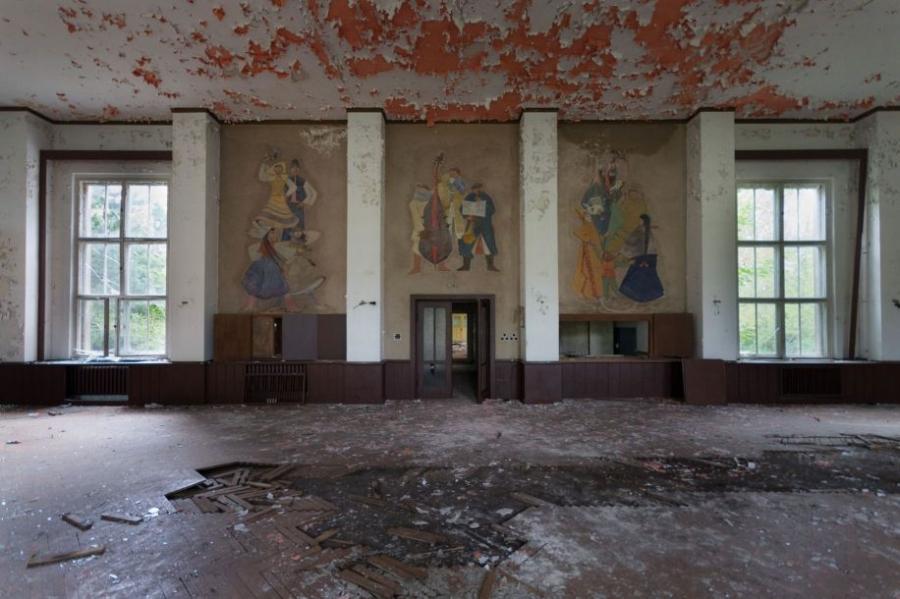 德国一家废弃已久的私人疗养院,木质地板已破败不堪,天花板也脱落了