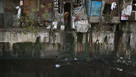 揭秘印度贫民窟住房 环境脏乱差 第1页