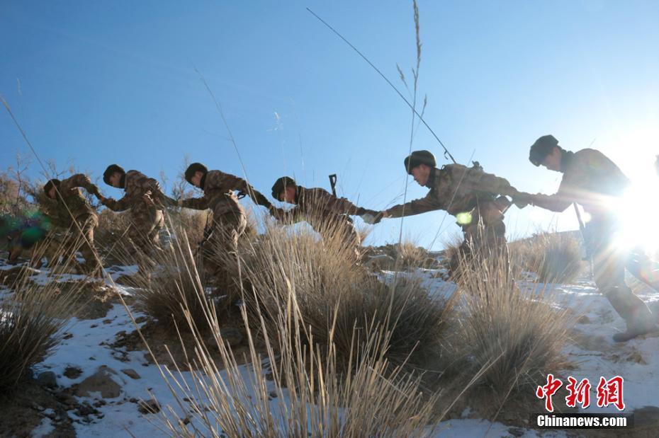 组图：新疆军区库尔干边防连官兵踏雪蹚冰巡边关 第1页