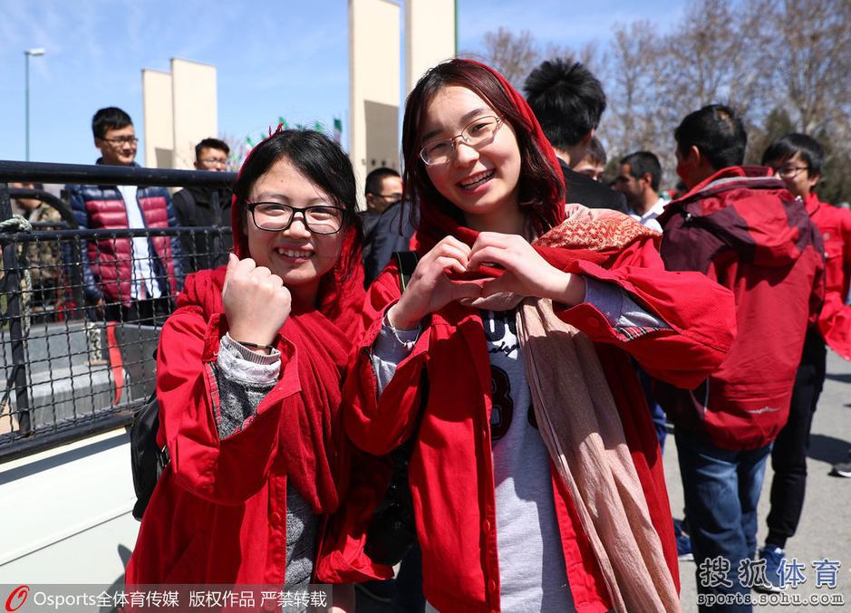 高清：中伊战前球迷集结助威 摇旗呐喊(4) 第4页