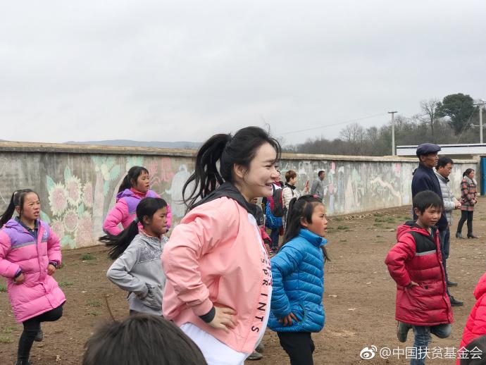 组图：冉莹颖下乡扶贫给学生盛饭 素颜扎马尾辫穿着朴素 第1页