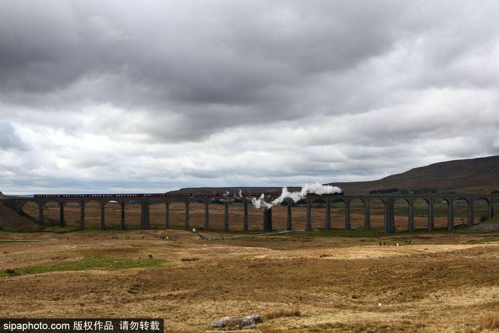 蒸汽机车“苏格兰飞人”里布尔德高架桥上行驶 第1页