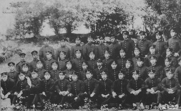 1901年11月至1904年11月,山本五十六(二排左六)在江田岛海军兵学校