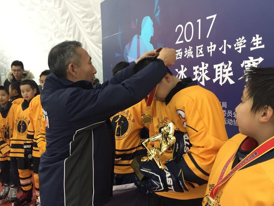 北京西城区中小学生冰球联赛落幕(5) 第5页