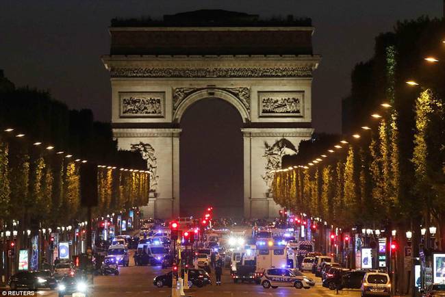 巴黎发生枪战袭击者与警察交火致2死2伤 IS宣称负责 第1页