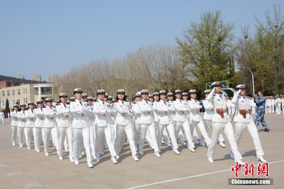 海军大连舰艇学院举行庆祝海军成立68周年阅兵活动 第1页