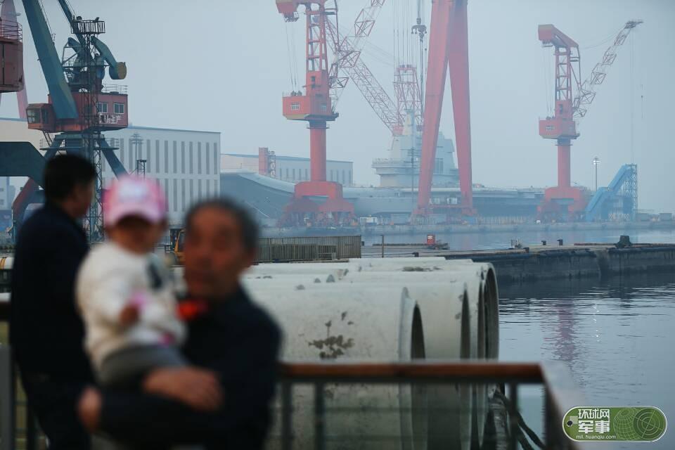 扶老携幼看航母 万众期待等下水 第1页