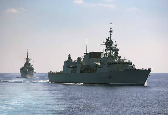 在东南亚部署期间与皇家加拿大海军渥太华号和温尼伯号护卫舰联合巡航