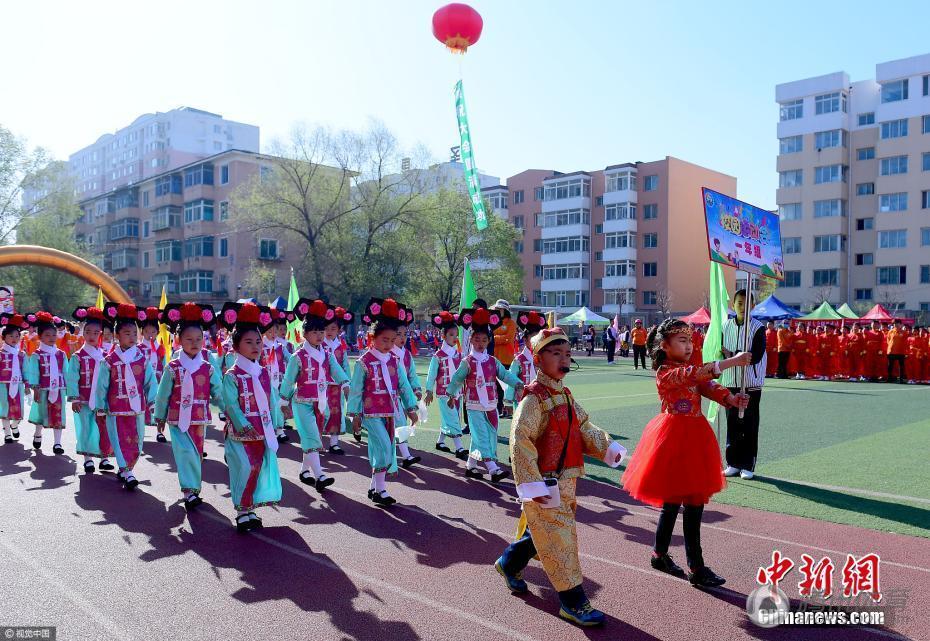 组图：沈阳一小学运动会 “格格与阿哥”卖萌 第1页