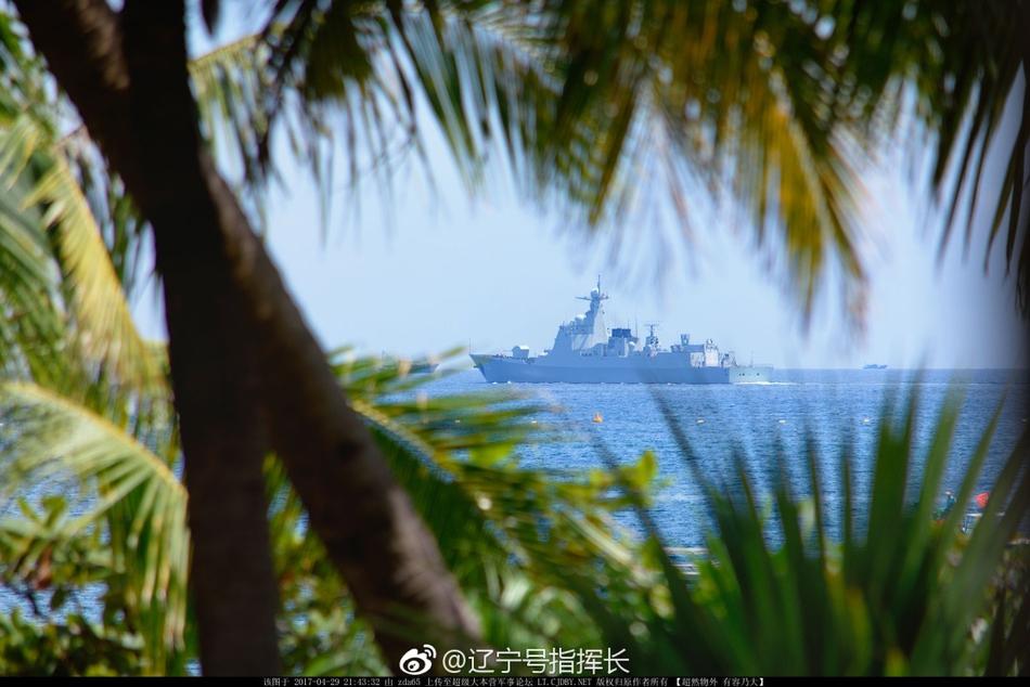 碧海蓝天白舰：三亚基地实拍中国海军052D舰 第1页