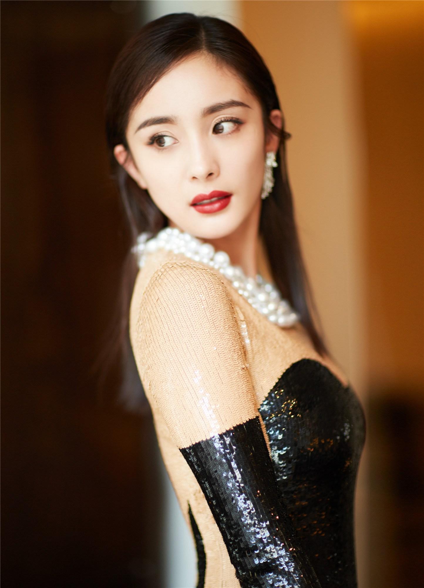 杨幂亮相Met Gala 幻象剪影礼服惊艳红毯(6) 第6页