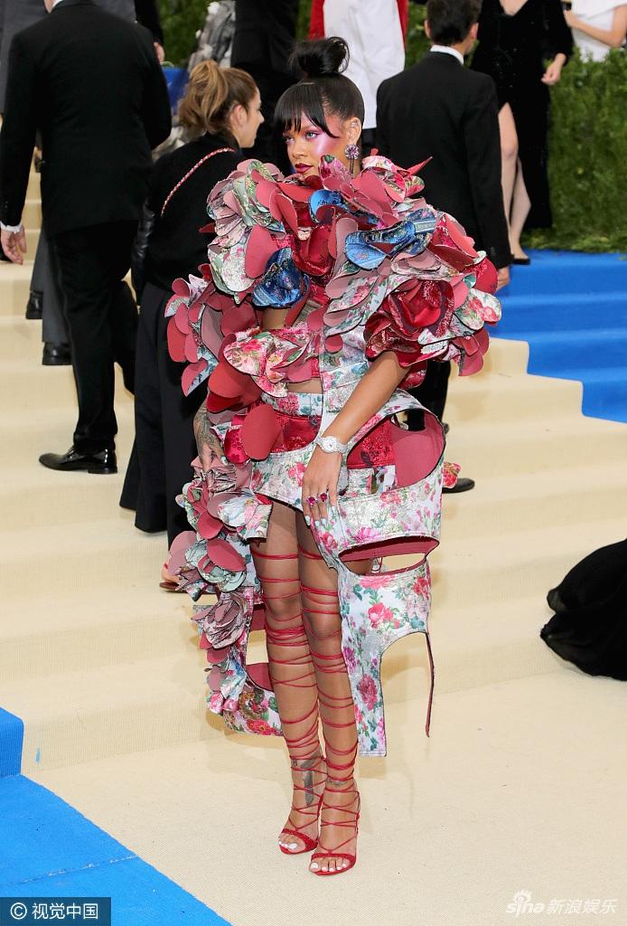 组图：蕾哈娜再战Met Gala 鲜花盔甲装个性抢镜(4) 第4页