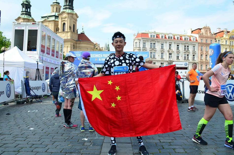 布拉格赛道的一抹红 中国跑者闪亮赛道 第1页