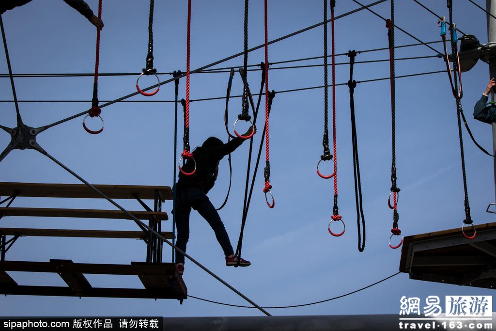 日本搭建悬崖吊桥 游客体验“作死”快感 第1页