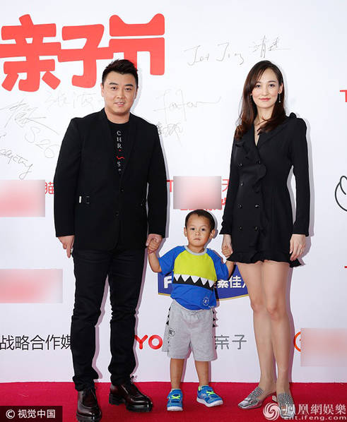 王皓与妻子闫博雅带儿子走红毯.