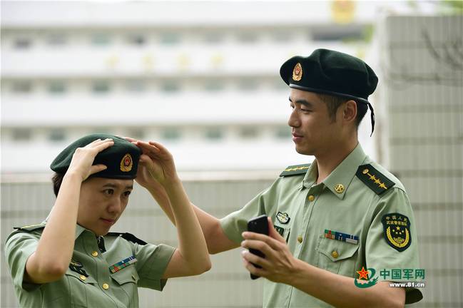 武警贝雷帽后帅翻一家三口