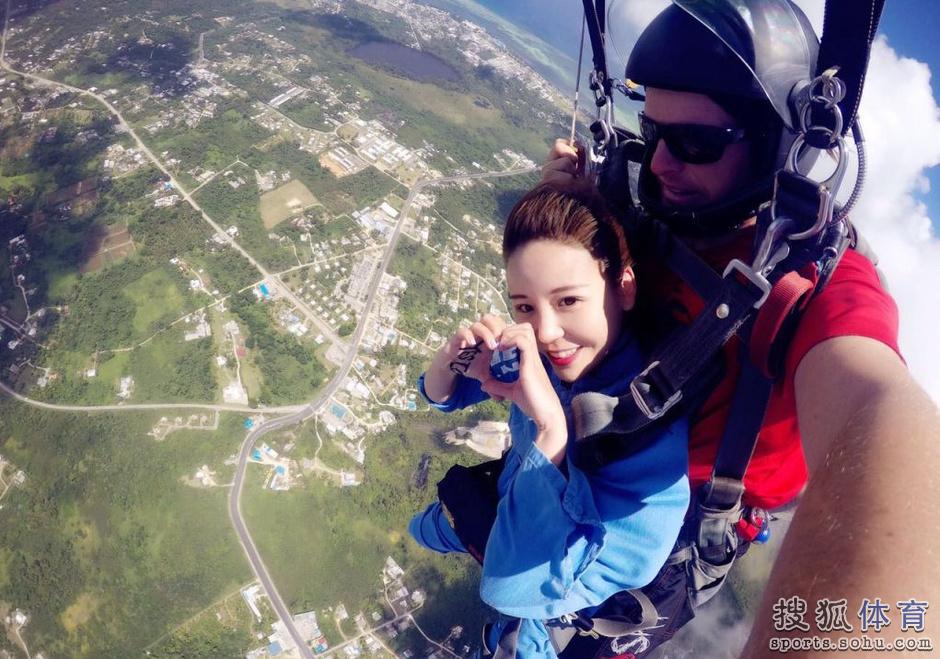 高清图：恩爱秀到飞起 方硕高空跳伞时求婚成功(8) 第8页