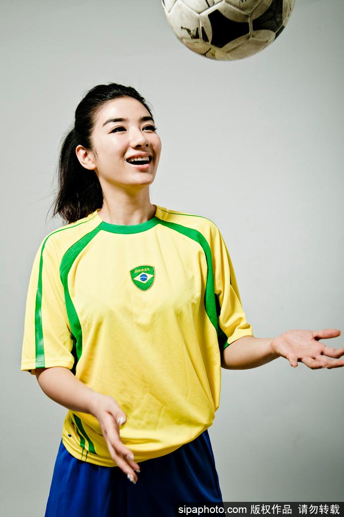 女星黄奕穿巴西队球衣拍写真 变身足球宝贝助威(3) 第3页