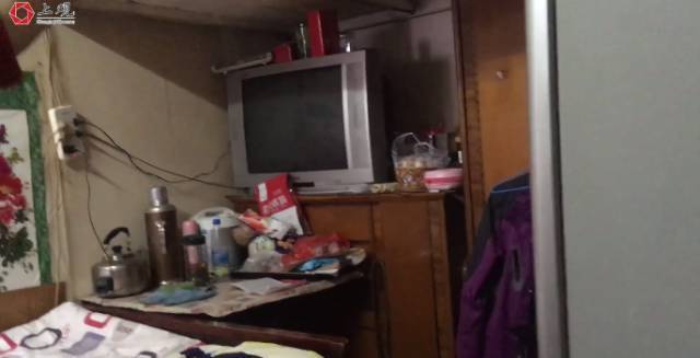 上海一家9平米房住了27年 儿子踩着冰箱上床 第1页