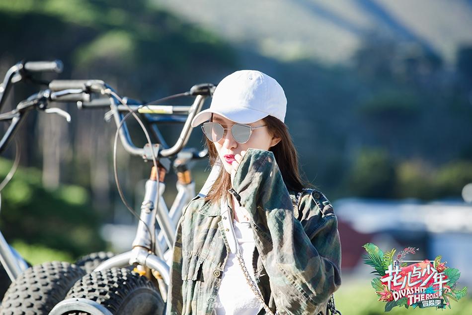 组图：江疏影迷彩机车装酷帅十足 骑山地车白腿抢镜(3) 第3页